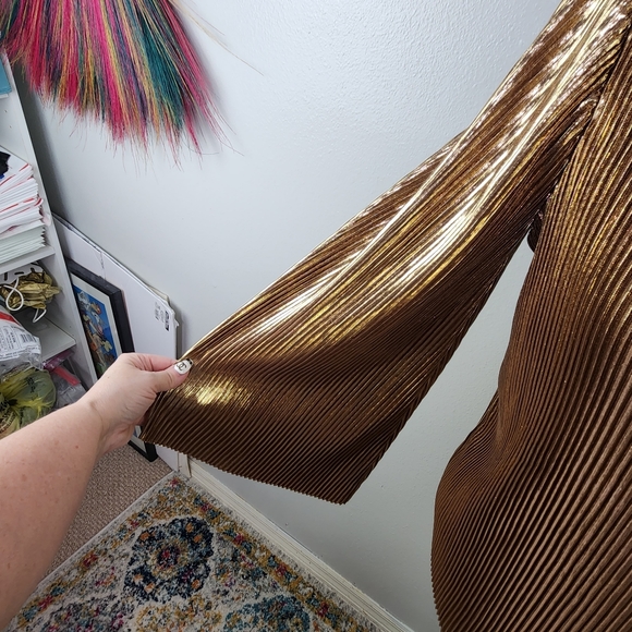 Jennifer Lopez Gold Metallic Bell Sleeve Pleated Blouse Size Small - Picture 5 of 9